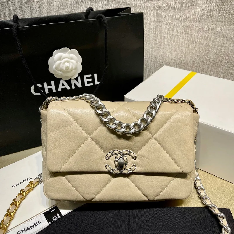 Chanel Quilted Leather Shoulder Bag for FashionistasChanel - Luxury Bag - CHL - 724