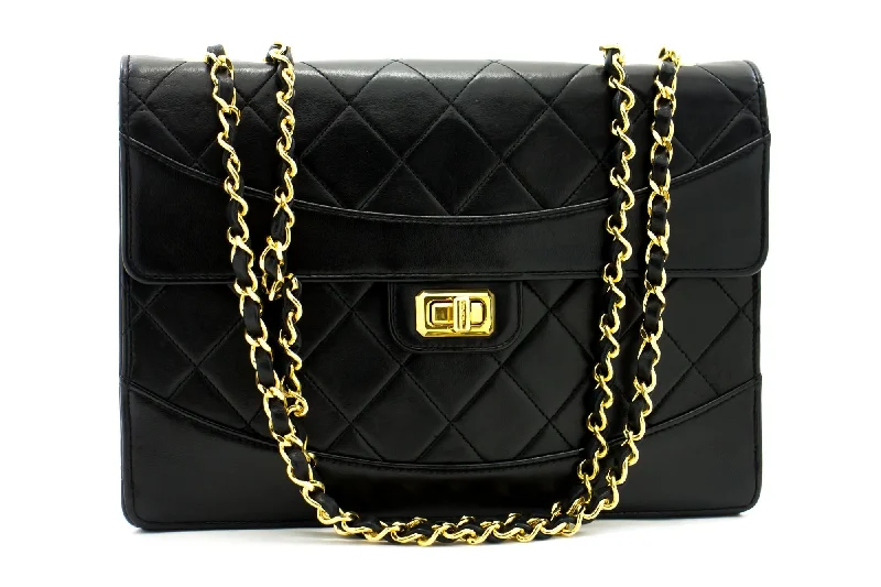 Chanel Quilted Leather Shoulder Bag for FashionistasCHANEL Vintage Classic Chain Shoulder Bag Black Quilted Flap Lamb i93