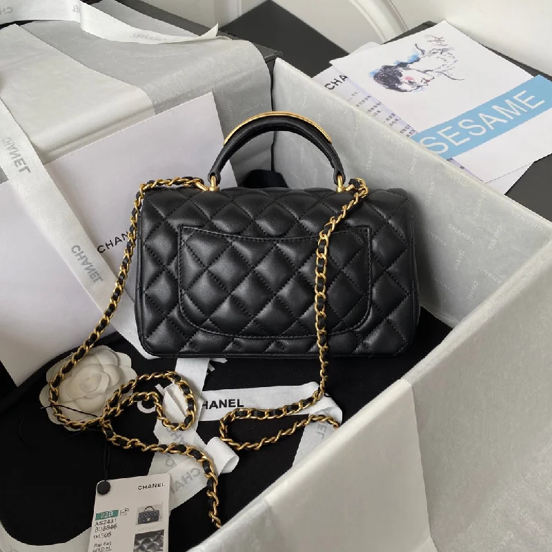 Chanel Quilted Leather Shoulder Bag for FashionistasChanel - Luxury Bag - CHL - 699