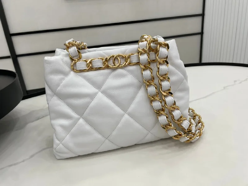 Chanel Quilted Leather Shoulder Bag for FashionistasChanel - Luxury Bag - CHL - 647