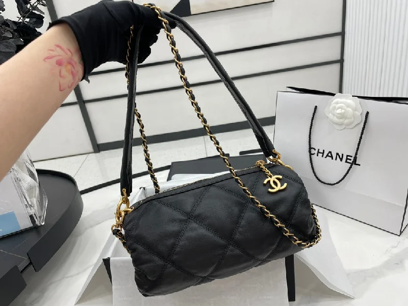 Chanel Quilted Leather Shoulder Bag for FashionistasChanel - Luxury Bag - CHL - 420