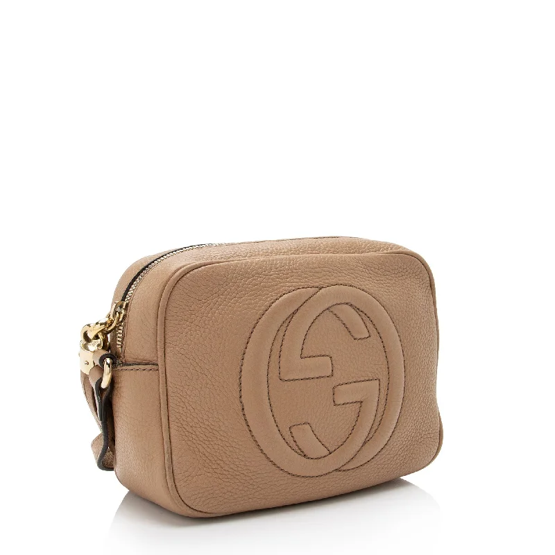 Women Gucci bags with a snap - button closure and a decorative charmGucci Leather Soho Disco Bag (SHF-t6lNnV)