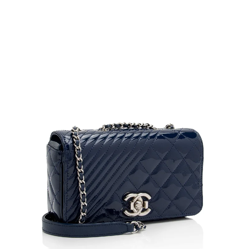 Chanel Lightweight Handbag for Daily ErrandsChanel Patent Leather Coco Boy Small Flap Bag (mwPK8i)